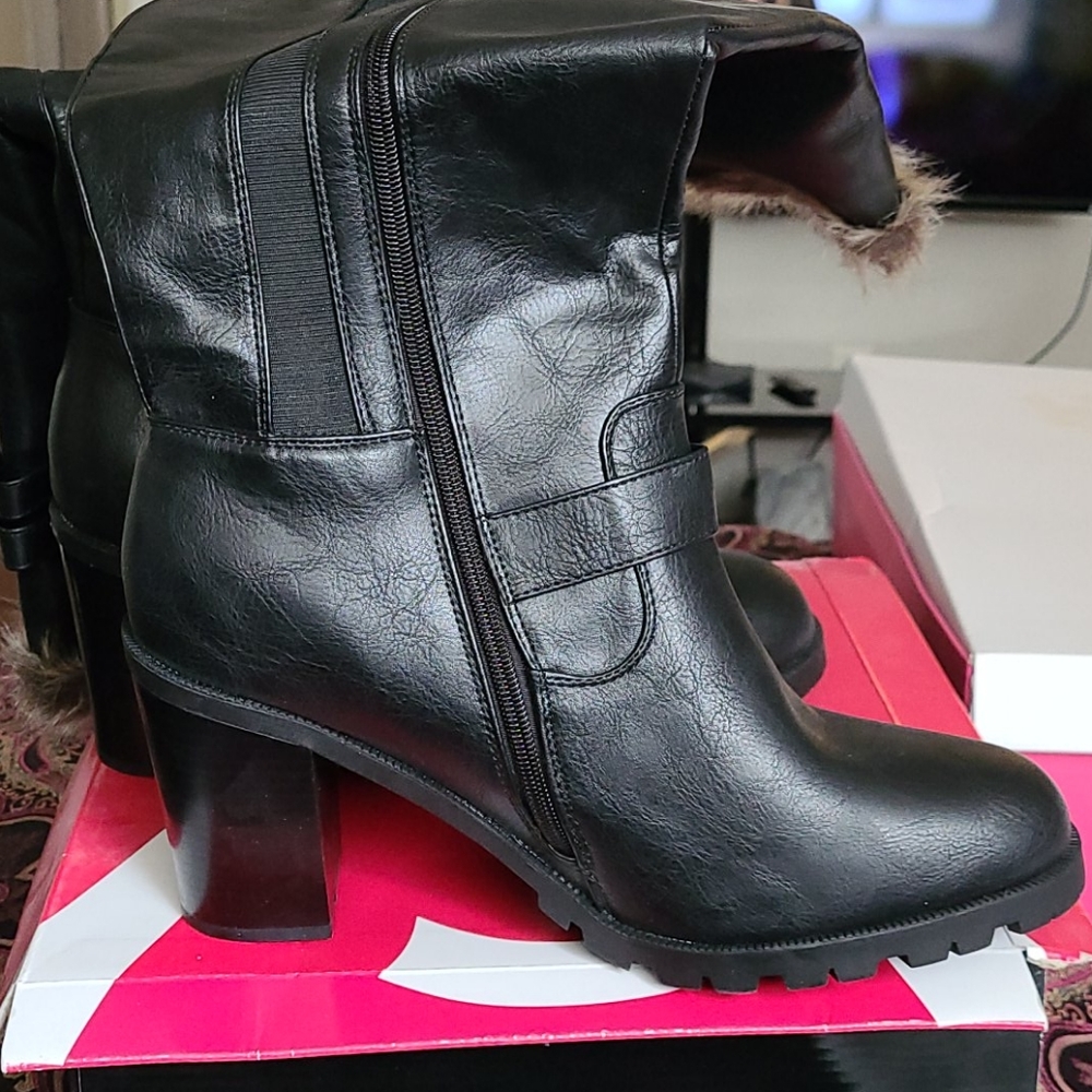 Shoes - Picture 2 of 4